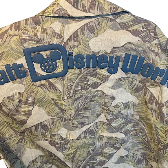 Men’s M Disney Parks Spirit Jersey TropicalButton Down Shirt Disney World
